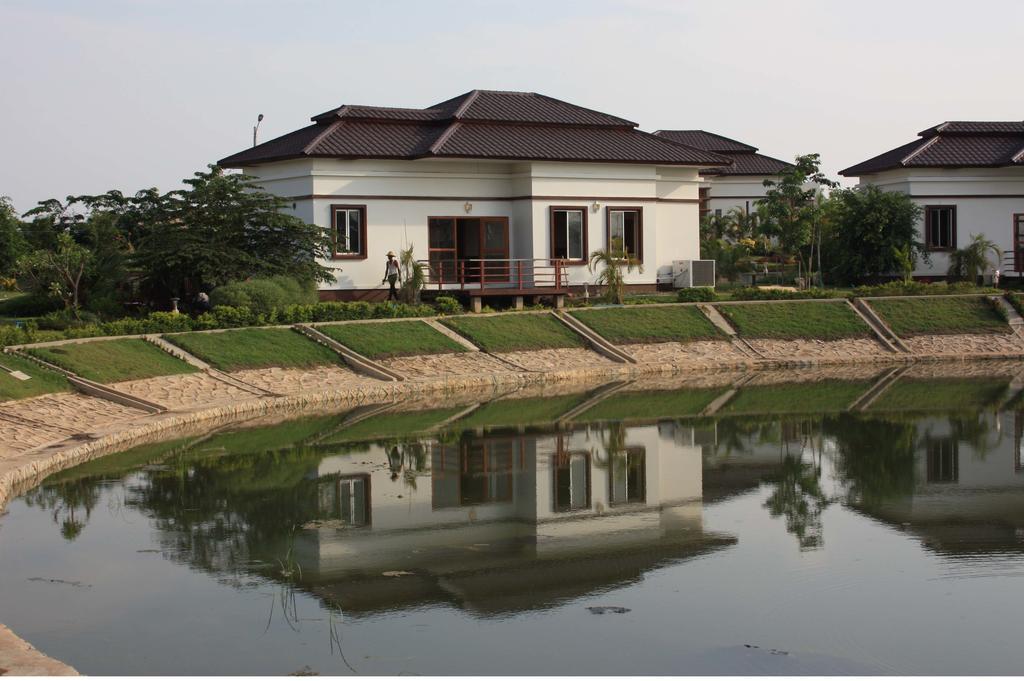 The Golden Lake Hotel Naypyidaw Экстерьер фото
