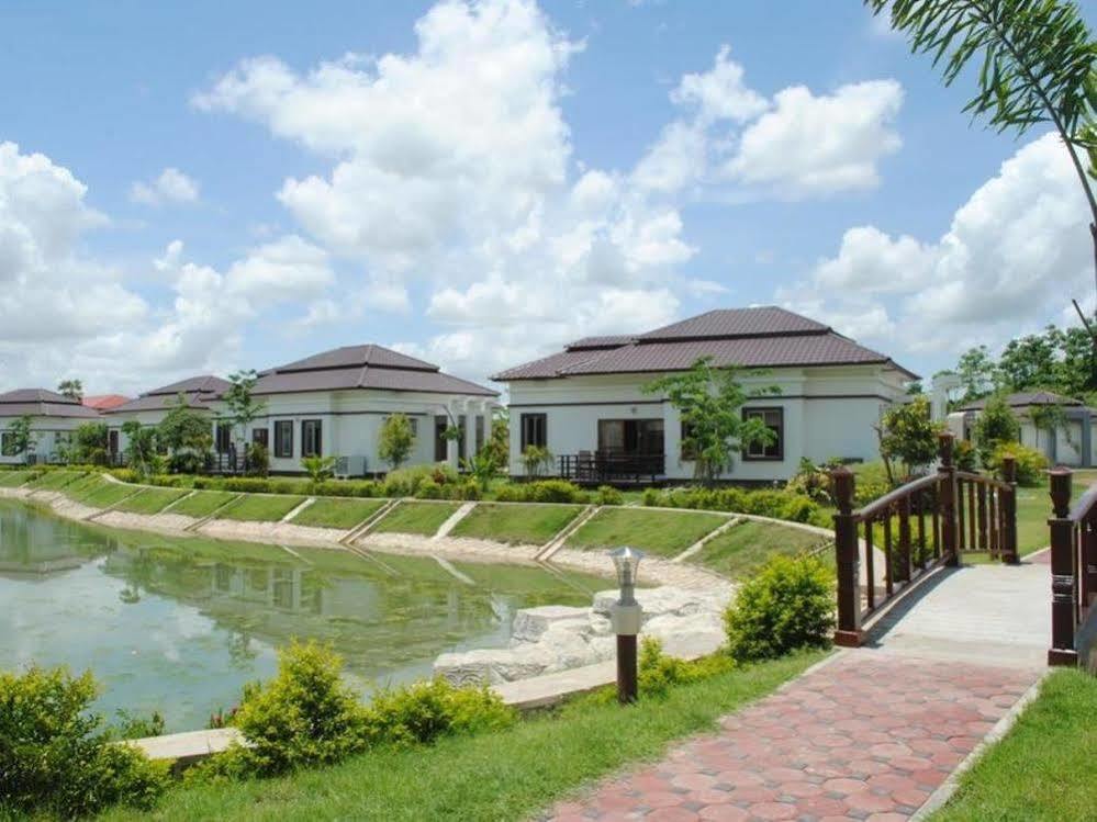 The Golden Lake Hotel Naypyidaw Экстерьер фото